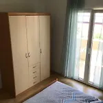Paras